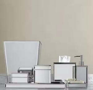 Ensemble de salle de bain élégant en métal de designer avec distributeur de lotion et porte-brosse - Product Image 2