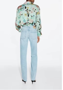 Listo para comprar: Camisa de satén floral para mujer, ideal para un look moderno y casual, al mejor precio de venta. - Product Image 2