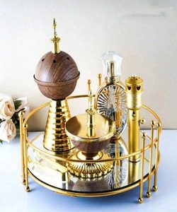 Ensemble de Bakhoor artisanal en marbre beige et plaqué or, encensoir à couvercle filigrané et flacon d'attar, plateau à bordure en cristal à poignée haute, Mabkhara - Product Image 5
