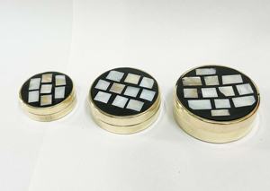 ชุดกล่องใส่ของตกแต่งลายดอกไม้สไตล์วินเทจ 3 ชิ้น ทำจากทองเหลืองขัดเงา ประดับมุก ฝังมุกแท้ วัสดุออร์แกนิกขนาดเล็ก ใช้จัดเก็บซินดูร์ ลายเรือเดินสมุทร - Product Image 2