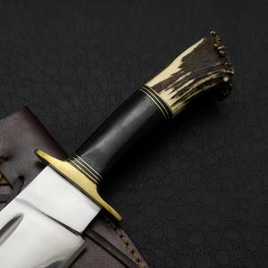 Cuchillo Bowie hecho a mano en acero al carbono de alto brillo con mango de cuerno y funda de cuero. - Product Image 3