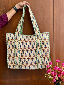 Bolso tote informal de algodón acolchado con estampado floral decorativo hecho a mano, ideal para viajes diarios y artículos esenciales. - Product Image 4