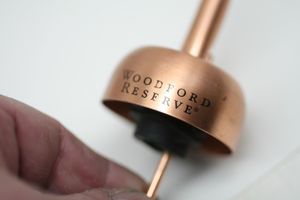 ที่รินไวน์และจุกปิดขวดไวน์ Woodford Reserve ทำจากทองแดง ใช้ซ้ำได้ อุปกรณ์เสริมสำหรับบาร์ ดีไซน์เรียบง่าย ผิวสัมผัสโลหะ - Product Image 4