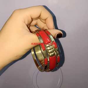 Bracelet en résine rouge de qualité supérieure avec détails dorés, fabriqué à la main pour un style élégant au quotidien, pour les occasions festives et pour les soirées. - Product Image 5