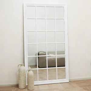 Grand miroir sur pied blanc en bois, style fenêtre, avec cadre en grille, fait main, design scandinave pour salon moderne ou intérieur de ferme - Product Image 1