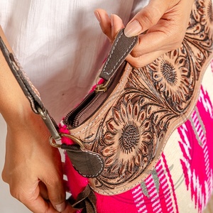 Nouveau sac bandoulière élégant en cuir véritable résistant à l'eau, avec sangle artisanale à motifs aztèques, poignée supérieure, multicolore - Product Image 6