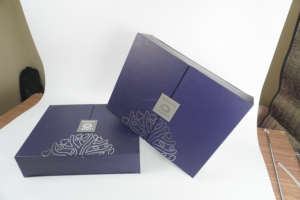 Cajas de papel de regalo de lujo con revestimiento UV Forro de esponja Laminación brillante/mate para presentar regalos Premium - Product Image 4