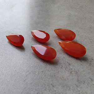 พลอยออนิกซ์สีแดงคุณภาพระดับ AAA+ รูปทรงหยดน้ำเจียระไนแบบเหลี่ยม  ปรับขนาดให้เหมาะสำหรับทำเครื่องประดับ - Product Image 2