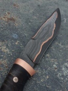 Cuchillo de Caza de Acero de Damasco y Cobre Hecho a Mano por Edge Master, Mango de Resina Negra, Forjado a Medida, Punta Caída, 10 Pulgadas - Product Image 4