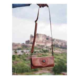 Bolso bandolera de cuero color canela hecho a mano con piedra turquesa y diseño grabado a mano – Bolso de mano estilo bohemio - Product Image 2