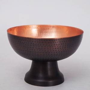 Bol décoratif de luxe en cuivre martelé noir sur piédestal pour centre de table - Product Image 2