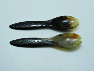 Ensemble de 2 cuillères à salade en corne, design élégant, fabriquées à la main à partir de corne de buffle naturelle, à prix abordable. - Product Image 6