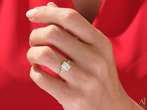 Anillo de Compromiso con Moissanita Cultivada en Laboratorio, Certificada por IGI, Corte Esmeralda, Plata 925, Chapado en Oro, Engaste de Puntas, Unisex - Product Image 2