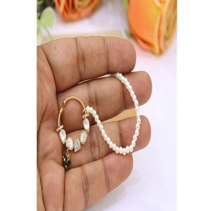 Juego de pendientes de perlas chapados en oro impecables con diseño de borla de piedra tallada en forma de pera para mujer, joyería romántica para fiestas. - Product Image 1