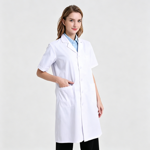 Bata de laboratorio hospitalaria unisex blanca tejida de manga corta con 3 bolsillos, cierre a presión, detección de agujas, fusión sin costuras, marca personalizada - Product Image 1