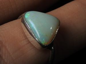 Bague en opale solide australienne sertie en bélière - Argent - Pierre de naissance d'octobre - Taille US 5 - Cadeau de mariage fait à la main pour elle - Product Image 5