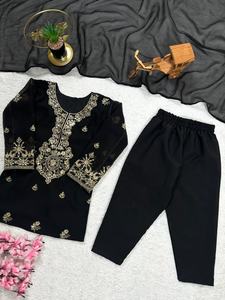 เด็กผู้หญิง เดรสผ้าไหมลายดอกไม้ แขนยาว คอวี แต่งลูกไม้ สำหรับฤดูหนาว ความยาวปานกลาง - Product Image 2