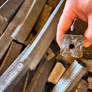 Carbón de briquetas cuadradas tipo A para hookah lounge, alto poder calorífico 7800 Kcal, caja de 10 kg, carbón AVC sin humo - Product Image 1