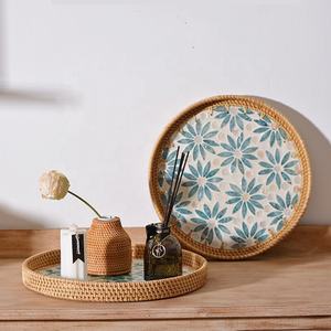 Plateau rond de service en nacre et en rotin fait à la main avec soin par Thien Thanh, grossiste vietnamien - Product Image 4