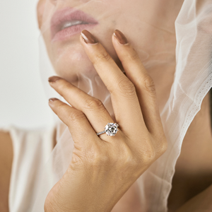 Anillo de compromiso y aniversario Timeless Sparkle para mujer, con moissanita grande, pavé y detalles románticos en plata, oro y oro rosa - Product Image 4
