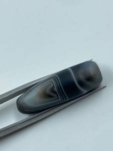 Piedra de Ágata Natural de la Colección de Lujo, Venta al por Mayor de Gemas Elegantes, Color Negro, 10.50x28mm, 22.50 CTS, R.K. GEMS & JEWELLERY - Product Image 3