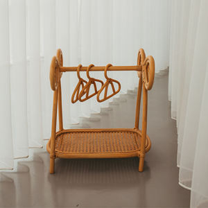 Choisissez cette élégante armoire de rangement pour enfants en rotin avec un barre de suspension robuste et une étagère de rangement inférieure. - Product Image 3