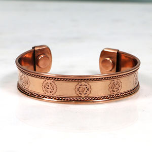 Bracelet manchette artisanal en cuivre et laiton – Bracelet thérapeutique magnétique – Bijou ajustable avec symbole Chakra gravé pour femme - Product Image 5