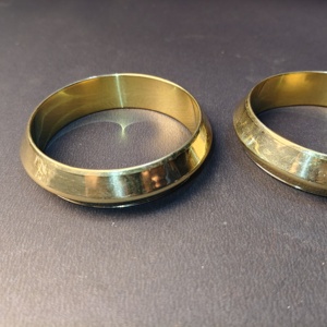 Conjunto de Brazaletes Modernos Geométricos de Latón Pulido - Brazalete Minimalista de Metal Dorado con Borde Biselado - Diseño Contemporáneo al por Mayor - Product Image 5
