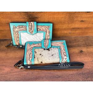 Portefeuille sculpté à la main à motif occidental Bordure d'embrayage avec portefeuille en fourrure de vachette en cuir de couleur turquoise Portefeuilles multi-usages - Product Image 1
