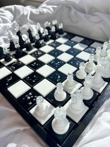 Jeu d'échecs de luxe artisanal en résine noire et blanche, décoration d'intérieur, style artistique, collection d'objets décoratifs - Product Image 2