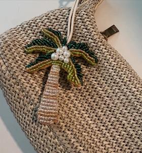 Breloque de sac de luxe faite à la main avec broderie perlée et pompon, personnalisable avec des perles de rocaille, modèles de breloques de sac brodées de perles - Product Image 1
