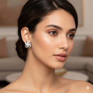 Boucles d'oreilles clous tendance en or massif 14 carats avec diamants de laboratoire en forme de trèfle à quatre feuilles, délicates, cadeau d'anniversaire pour femme - Product Image 3