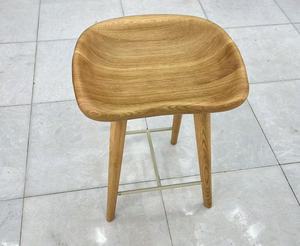 Taburete de Bar Moderno de Roble Blanco Macizo con Asiento Esculpido y Reposapiés de Metal, Silla de Barra Contemporánea de Madera - Product Image 5