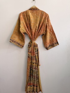 Kimono de Seda Bordado a Mano en India, Bata Larga de Seda con Cuello en V - Product Image 6