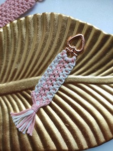 Porte-clés en macramé multicolore en forme de cœur, fait main, objet décoratif pour sac, idéal pour clés, sacs, sacs à main, sacs à dos, accessoire. - Product Image 4
