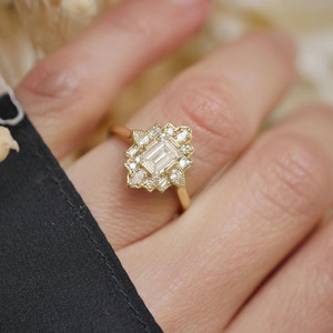 Bague de fiançailles vintage en or jaune 14 carats avec diamant de laboratoire taille émeraude et halo - Product Image 2