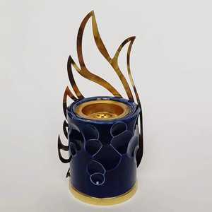 Calice en bois artisanal avec base de tige polie et revêtement métallique, design élégant avec incrustation florale, pour usage cérémoniel et ornemental. - Product Image 3