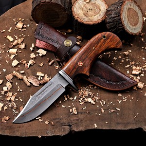 Cuchillo de caza nórdico forjado a mano de cobre y damasco, hecho a medida, hoja fija con punta de clip, mango de palisandro, funda, cuchillo de 10 pulgadas - Product Image 1
