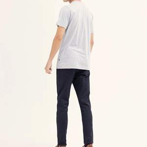 Camiseta de Hombre 100% Algodón Grueso, Corte Regular, 300GSM, Lisa, con Logotipo Personalizado, Diseño Serigrafiado, al Mejor Precio - Product Image 4