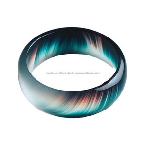 Ethnique élaboré avec des ornements ornés de bracelets en résine pour les femmes Construction aérée habilement conçue et glamour intemporel - Product Image 1