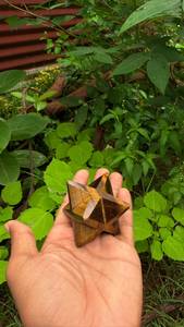 Étoile de Merkaba en œil de tigre, cristal fait main, géométrie sacrée, décoration énergétique pour la méditation, le yoga, la décoration spirituelle de la maison et comme cadeau - Product Image 2