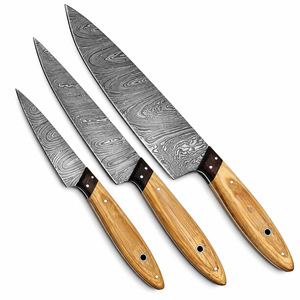 Ensemble de 3 couteaux de cuisine à motif Damas, lames gris argenté, manches en bois brun clair, pour chef, découpe et préparation des aliments - Product Image 1