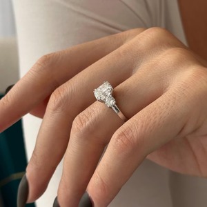 Bague de fiançailles à trois pierres en diamant de laboratoire de 3 carats, taille coussin carrée, E VVS2, en or blanc 14 carats avec accents latéraux, certifiée IGI - Product Image 3