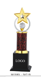 Trophée étoile avec boule de cristal et étoile dorée sur colonne rouge, gravure possible, pour sports et jeux, avec base en bois noir - Product Image 5