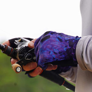 Guantes de pesca flexibles con diseño sin dedos, tela de malla transpirable y agarre texturizado para manipular cañas y carretes de pesca durante todo el día. - Product Image 4