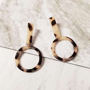 Pendientes de resina artesanal Piezas de alta calidad para el creador de tendencias Moderno Pendientes de color de resina con estilo El accesorio perfecto - Product Image 3