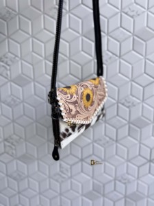 Dernier design : Étui de téléphone en cuir sculpté à la main, élégant et polyvalent, en cuir de vachette, motif tournesol, portefeuilles pour femmes - Product Image 2