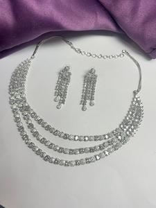 Ensemble de bijoux CZ avec collier à trois couches et boucles d'oreilles pour femmes |   Ensemble cadeau d'anniversaire en alliage de rhodium fait main, imitation mode indienne - Product Image 2
