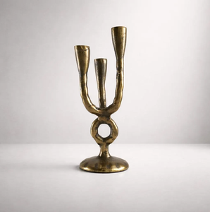 Candélabre antique rustique à 3 bras en métal doré texturé, avec un détail de tige centrale en forme d'anneau. Disponible au prix de gros. - Product Image 1