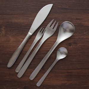 Ensemble de couverts en acier inoxydable mat 5 pièces avec couteau, fourchette, cuillère, vaisselle minimaliste argentée pour les tables modernes - Product Image 6